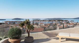 Brodarica | 2. nadstropje, pogled na morje, balkon, garaža in parkirišče