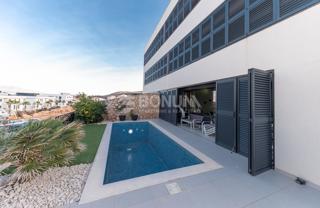 Vinjerac, 150 m do morja – moderen apartma z bazenom