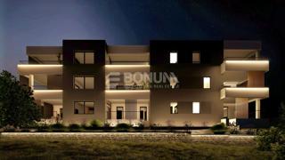 Moderno stanovanje s teraso v novogradnji – mirna lokacija blizu morja in centra Vodic