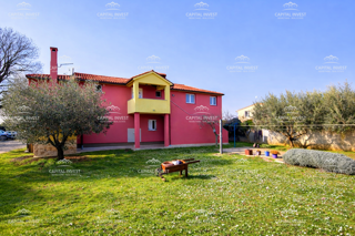 Hiša, trije stanovanji, velika zemljišče, garaža, Šišan, Istra