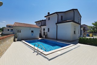 Poreč, 5km, lepa, dvojna hiša z bazenom