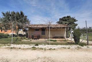 ISTRA, PULA – Kmetijsko zemljišče s hišo, 1500 m od morja