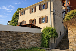 Motovun – kamnita hiša s panoramskim pogledom in vrtom