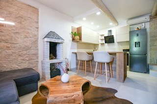 Duplex stanovanje v centru Poreča, 500 m od morja, 46 m², klima + kamin, terasa, v bližini vseh vsebin