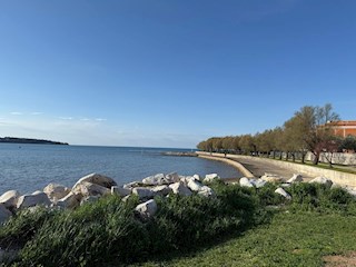 Apartma z vrtom in pogledom na morje – Novigrad, 20 m od plaže