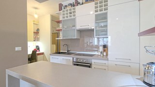 Poreč, pritličje stanovanje 38 m² - 700 m od morja, 1 km od centra, opremljeno in vseljivo, z ograjenim parkirnim prostorom