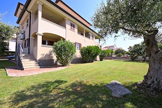 2-sobno stanovanje s teraso in parkirnim mestom, Novigrad – 86 m²