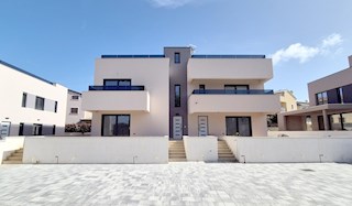 Poreč - Moderno stanovanje s 3 spalnicami, strešno teraso in pogledom na morje