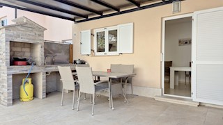 Vrstna hiša z jacuzzijem – 800 m od morja, okolica Poreča