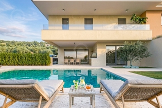 Dvojček z bazenom v mirni okolici Malinske – novogradnja!