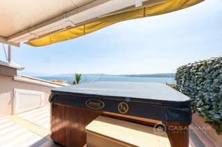 PRILOŽNOST! Ekskluzivni dvonadstropni apartma z jacuzzijem in razgledom na morje!