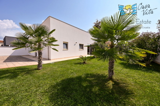 ISTRA, NOVIGRAD - Popolnoma opremljena hiša s čudovito urejenim vrtom!