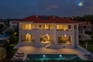 ISTRA, POREČ - Luksuzna vila s bazenom in garažo 1 km od morja!