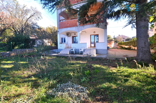 Hiša z apartmaji in čudovitim pogledom na morje