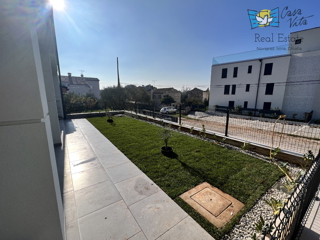Lepo in prostorno stanovanje v pritličju novejše stavbe - Novigrad!