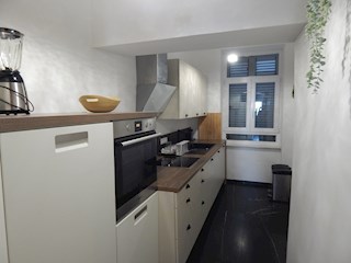 OPATIJA, čudovito urejeno stanovanje v stari vili le 100 m od morja.