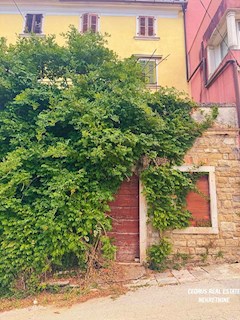 Istra, Oprtalj. Prodajamo čudovito hišo v središču zgodovinskega jedra mesta z čudovitim razgledom na dolino; na 4 nadstropjih in približno 200 m2 uporabne površine.