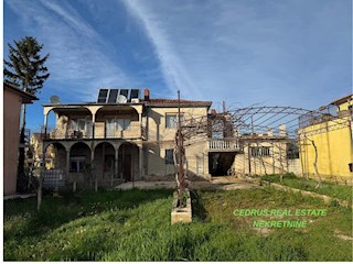 Umag, velika priložnost! Prodajamo hišo za obnovo površine 330 m2 in 500 m2 vrta ter parkirnih mest.