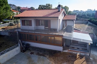 Buje Kaštel, prodamo samostojno družinsko hišo z dvema apartmajema, površina 193 m2, zemljišče 842 m2.