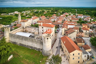 SVETVINČENAT, ŠTIRISOBNO STANOVANJE V SREDIŠČU MESTA, POPOLNOMA RENOVIRANO IN OPREMLJENO