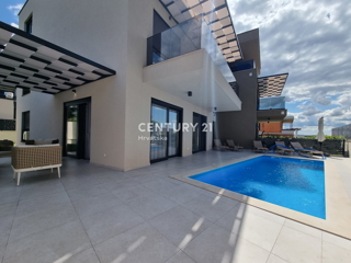 TAR VABRIGA, NOVOGRADNJA, DVOSTANOVANJSKA ENOTA V PRIZEMLJU IN PRVEM NADSTROPJU Z BAZENOM