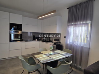 CRIKVENICA, 7 KM, STAN V PRIZEMLJU, NOVOUREJEN IN POPOLNOMA OPREMLJEN, 1 S + DB