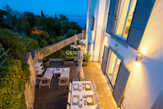 LOVRAN, DVONADSTROPNO STANOVANJE Z RAZGLEDOM NA MORJE, 100 M OD PLAŽE IN 800 M OD STAREGA DELA MESTA