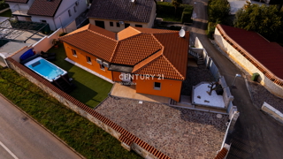NOVIGRAD, VILA S BAZENOM, 50 METROV OD MORJA IN ČUDOVITIM POGLEDOM NA MORJE
