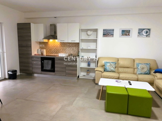 FUNTANA, PRODAJA TROSOBNEGA STANOVANJA V PRIZEMLJU S TERASO 50 M2, ODLIČNA LOKACIJA