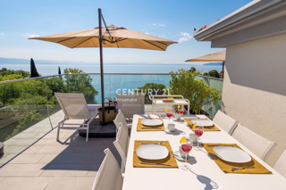 LOVRAN, DVONADSTROPNO STANOVANJE Z RAZGLEDOM NA MORJE, 100 M OD PLAŽE IN 800 M OD STAREGA DELA MESTA