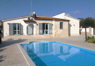 POREČ, PRODAJA SE HIŠA, PRIZEMLJE SAMO 7 KM OD CENTRA IN MORJA