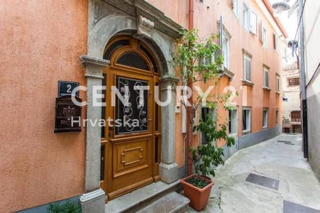 CRES, PRODAJA GOSTINSKO-STANOVANJSKE VENECIJSKE VILE V CENTRU