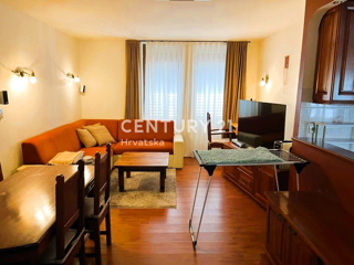 POREČ, PRODAJA SE DVOSOBNO STANOVANJE, CENTER MESTA 100 M OD MORJA