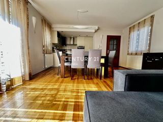 POREČ, POPOLNOMA OPREMLJENO IN TAKOJ ZASELJIVO STANOVANJE LE 400 METROV OD PLAŽE