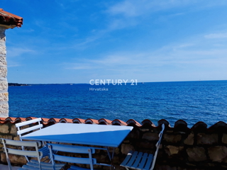 NOVIGRAD, OKOLICA, HIŠA PRVI VRSTI OB MORJU