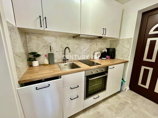 UMAG, CENTAR, RENOVIRANA IN OPREMLJENA GARSONJERA S POGLEDOM NA MORJE