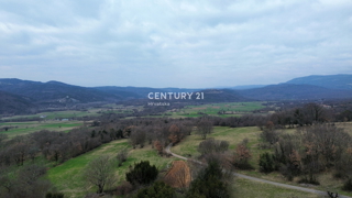 ISTRA, BOLJUN, KAMENA RUŠEVINA Z VELIKIM ZAZIDANIM OKOLIŠEM IN ODPRTIM POGLEDOM NA NARAVO