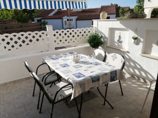 BARBARIGA, PRODAJA STANOVANJA V PRIZEMLJU S TERASO, 500 M OD MORJA