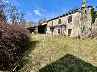 DANE, ĆIĆARIJA, KAMENA SAMOSTOJEČA HIŠA Z VELIKIM DVORIŠČEM