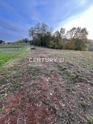 MOTOVUN, KAROJBA, UGODNO GRADBENIŠKO ZEMLJIŠČE