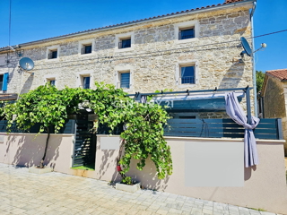 POREČ, VIŠNJAN, RENOVIRANA KAMENA HIŠA IN DVA STUDIO APARTMAJA