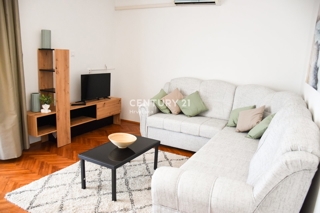 POREČ, PRODAJA SE STAN NA PRVEM NADSTROPJU, ODLIČNA LOKACIJA LE 500 M OD MORJA