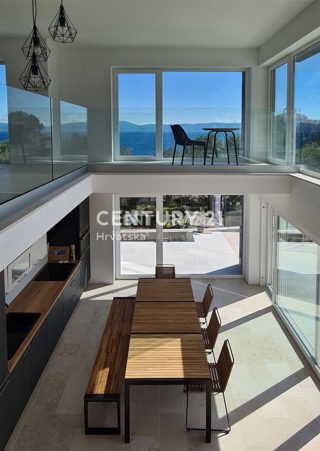 LABIN, VILA S BAZENOM IN 4 SPALNI PROSTORI, 500 M OD MORJA