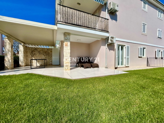 UMAG, OKOLICA, STANOVANJE V PRIZEMLJU LE 150 METROV OD PLAŽE IN MORJA