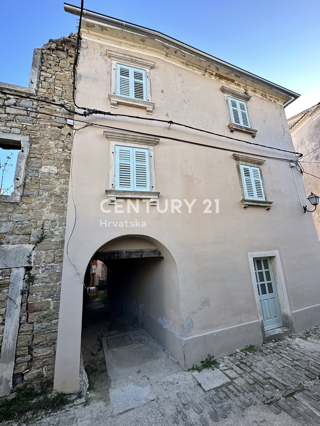 OPRTALJ, delno obnovljena kamnita hiša na štirih nadstropjih v središču starega mesta