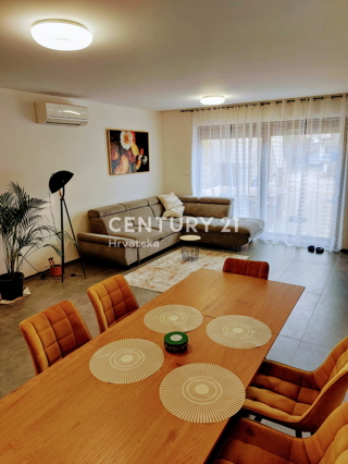 ISTRA, FUNTANA, PRODAJA LEPEGA TROSOBNEGA STANOVANJA V PRIZEMLJU