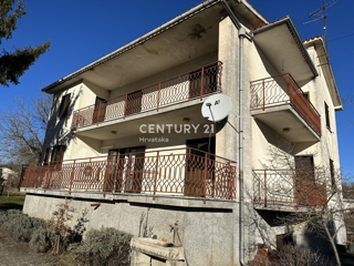 LABIN, PIĆAN, HIŠA Z DVEMA STANOVANJEMA IN VELIKIM DVORIŠČEM