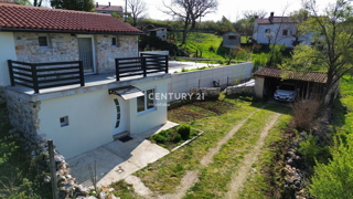 LABIN, NEDEŠČINA, RENOVIRANA KAMNITA HIŠA Z GARAŽO IN LEPIM DVORIŠČEM