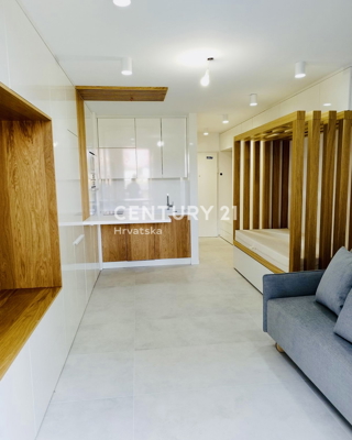 NOVIGRAD, VRHUNSKO STUDIO STANOVANJE LE 200 METROV OD PLAŽE