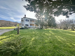 LABIN, KRŠAN, HIŠA Z DVEMA STANOVANJEMA IN VELIKIM DVORIŠČEM NA MIRNI LOKACIJI